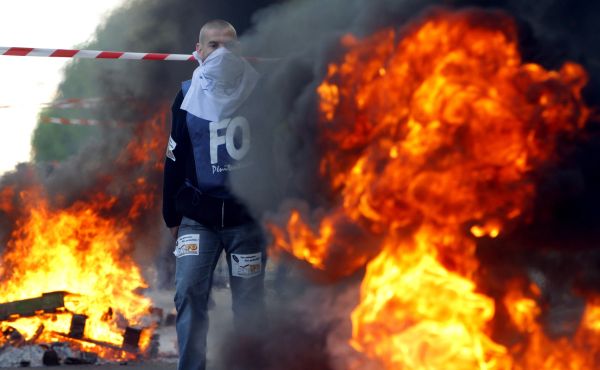 Některé blokády protestující i zapálili.